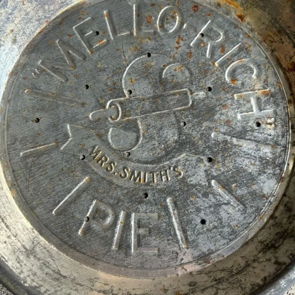 2 Mrs. Smiths Mello-Rich Metal Baking Tin Pans